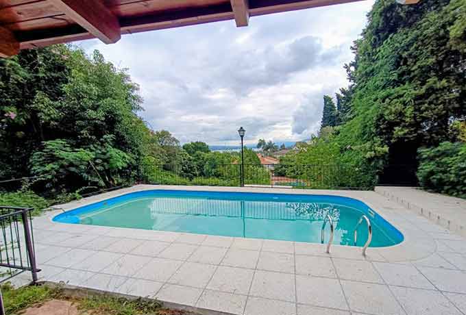 Casa con pileta y vista al lago
