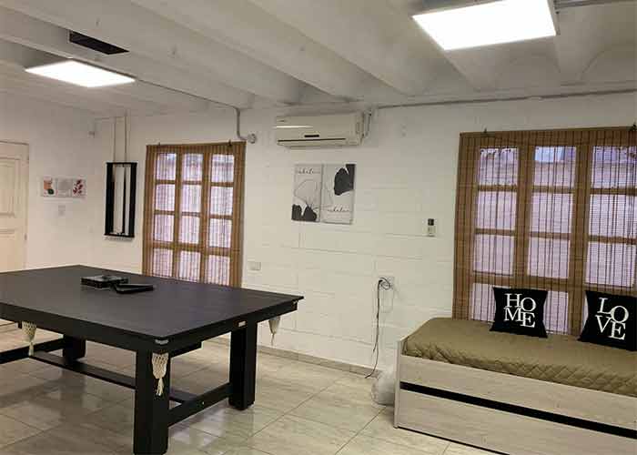 dormitorio en suite con Tv y aire