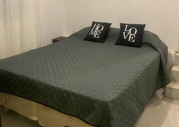 dormitorio en suite con Tv y aire