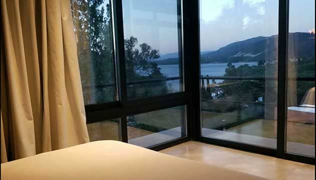 casa - dormitorio con vista al lago