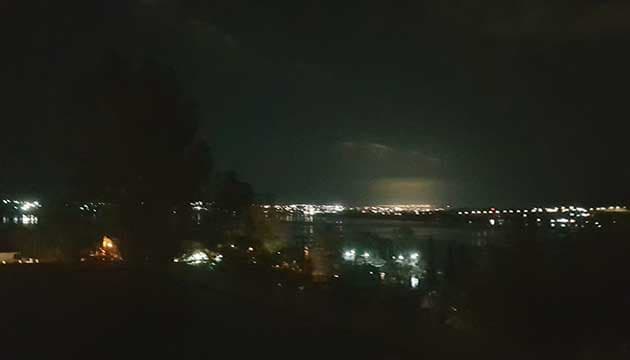casa en alquiler - vista nocturna a la ciudad