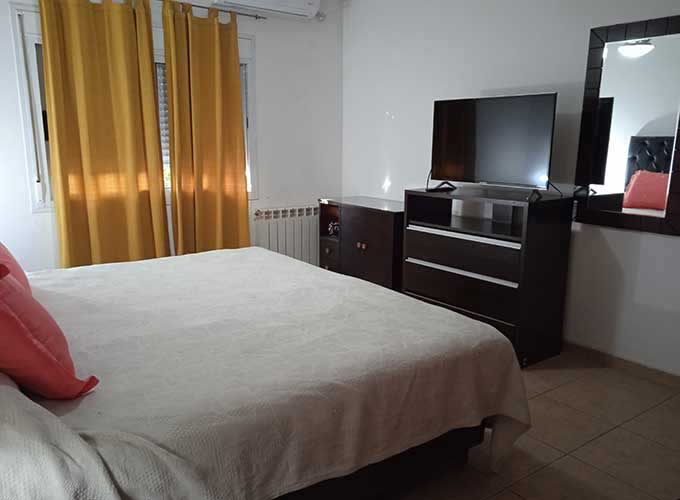 dormitorio en suite con Tv y aire